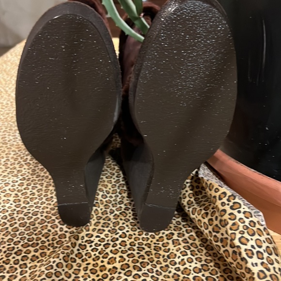 Beautiful Dk Br. BCB Girls fully lined boots like new. If you ❤️ comfortable! - Picture 4 of 10